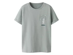 Støvet lyseblå t-shirt med print af ærtebælg fra name It 13227472 pearl blue peas